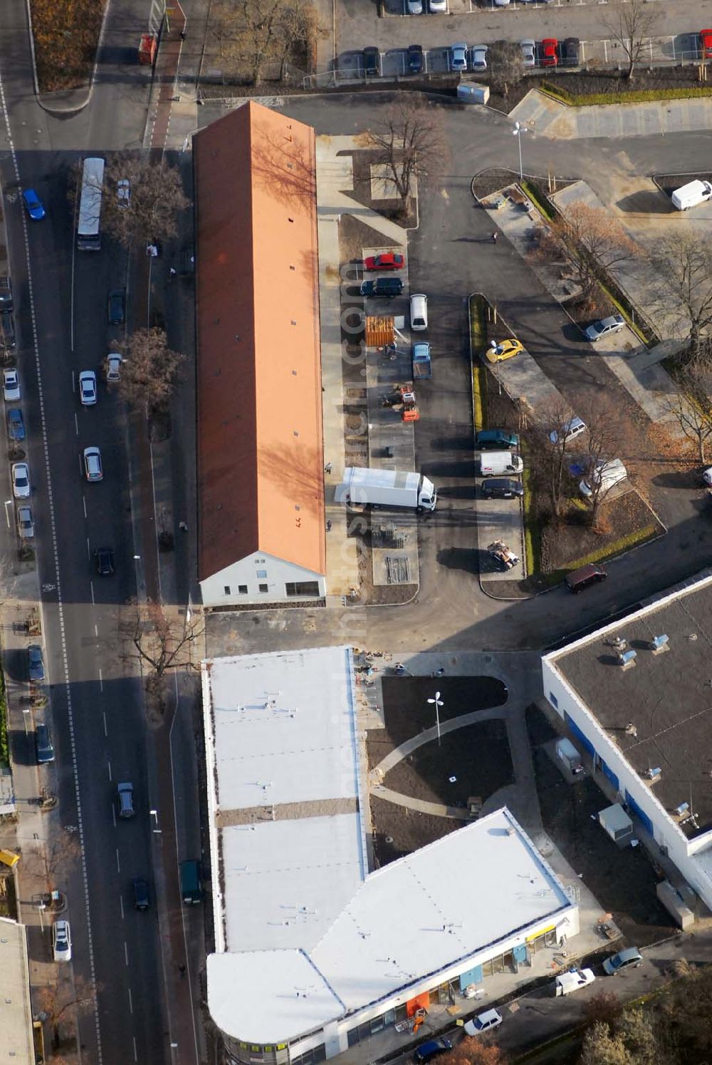 Berlin-Lichtenberg from above - Blick auf die Bauarbeiten vom market Einkaufszentrum in Berlin-Friedrichsfelde. Entstehen sollen über 5000 m² Mietfläche und 275 Pkw-Stellplätzen. Dieses moderne Einkaufszentrum mit einer Mischung aus Einzelhandel und Dienstleistung wird die neue Ortsmitte des Stadtteils bilden. Generalunternehmer ist die STRABAG Projektentwicklung GmbH Bereich Berlin, Bessemerstraße 42b, 12103 - Berlin - Tel.: (0)30 300680 - 0 - Fax: (0)30 300680 - 60