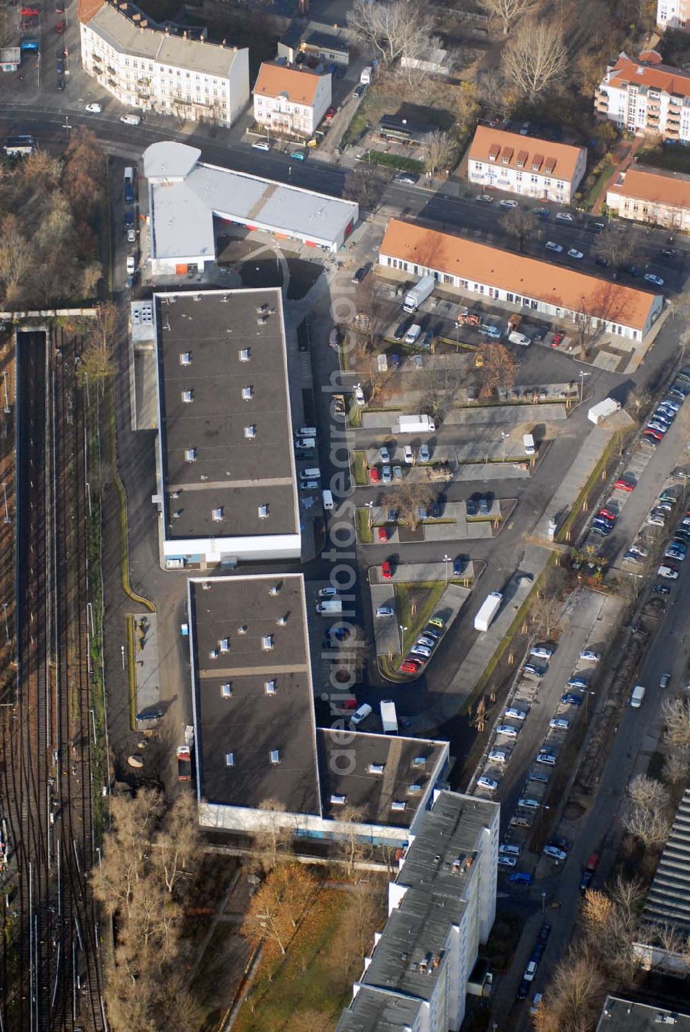 Aerial image Berlin-Lichtenberg - Blick auf die Bauarbeiten vom market Einkaufszentrum in Berlin-Friedrichsfelde. Entstehen sollen über 5000 m² Mietfläche und 275 Pkw-Stellplätzen. Dieses moderne Einkaufszentrum mit einer Mischung aus Einzelhandel und Dienstleistung wird die neue Ortsmitte des Stadtteils bilden. Generalunternehmer ist die STRABAG Projektentwicklung GmbH Bereich Berlin, Bessemerstraße 42b, 12103 - Berlin - Tel.: (0)30 300680 - 0 - Fax: (0)30 300680 - 60