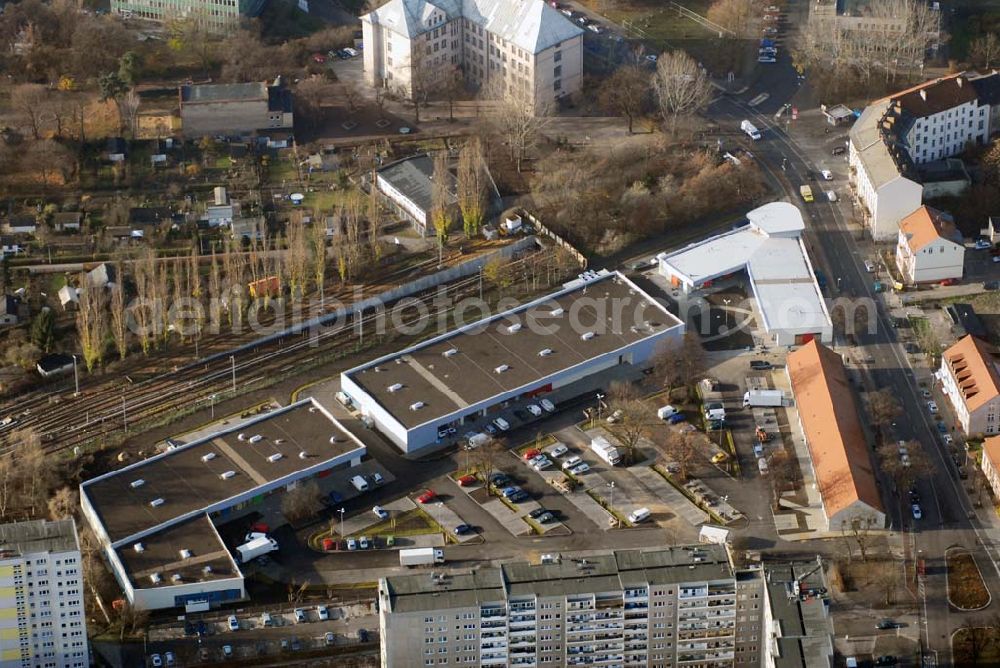 Aerial photograph Berlin-Lichtenberg - Blick auf die Bauarbeiten vom market Einkaufszentrum in Berlin-Friedrichsfelde. Entstehen sollen über 5000 m² Mietfläche und 275 Pkw-Stellplätzen. Dieses moderne Einkaufszentrum mit einer Mischung aus Einzelhandel und Dienstleistung wird die neue Ortsmitte des Stadtteils bilden. Generalunternehmer ist die STRABAG Projektentwicklung GmbH Bereich Berlin, Bessemerstraße 42b, 12103 - Berlin - Tel.: (0)30 300680 - 0 - Fax: (0)30 300680 - 60