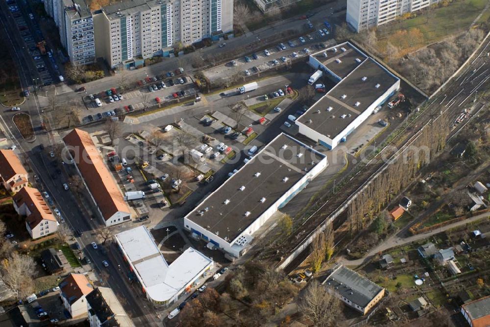 Berlin-Lichtenberg from above - Blick auf die Bauarbeiten vom market Einkaufszentrum in Berlin-Friedrichsfelde. Entstehen sollen über 5000 m² Mietfläche und 275 Pkw-Stellplätzen. Dieses moderne Einkaufszentrum mit einer Mischung aus Einzelhandel und Dienstleistung wird die neue Ortsmitte des Stadtteils bilden. Generalunternehmer ist die STRABAG Projektentwicklung GmbH Bereich Berlin, Bessemerstraße 42b, 12103 - Berlin - Tel.: (0)30 300680 - 0 - Fax: (0)30 300680 - 60