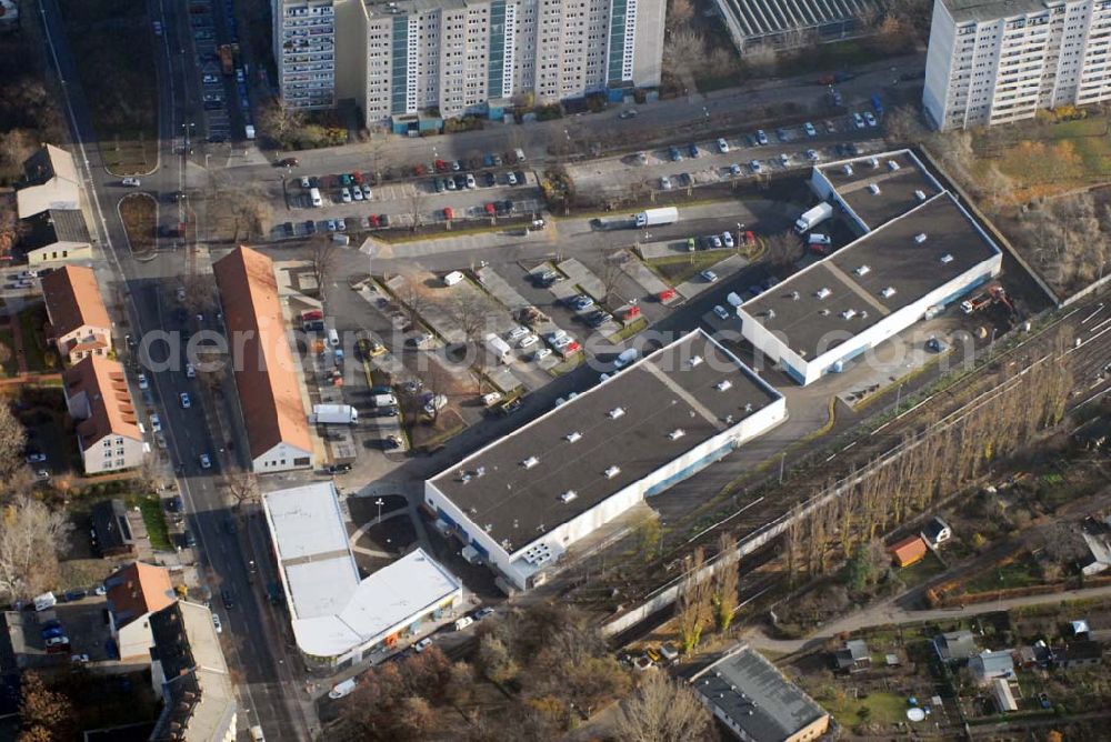 Berlin-Lichtenberg from the bird's eye view: Blick auf die Bauarbeiten vom market Einkaufszentrum in Berlin-Friedrichsfelde. Entstehen sollen über 5000 m² Mietfläche und 275 Pkw-Stellplätzen. Dieses moderne Einkaufszentrum mit einer Mischung aus Einzelhandel und Dienstleistung wird die neue Ortsmitte des Stadtteils bilden. Generalunternehmer ist die STRABAG Projektentwicklung GmbH Bereich Berlin, Bessemerstraße 42b, 12103 - Berlin - Tel.: (0)30 300680 - 0 - Fax: (0)30 300680 - 60