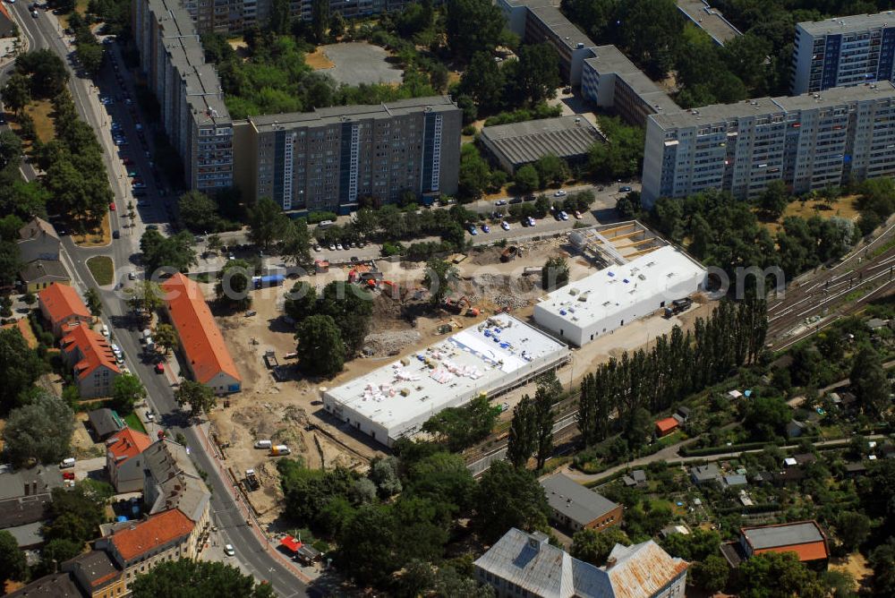 Berlin from above - Blick auf die Baustelle des Market Stadtteilzentrum an der Alfred-Kowalke-Straße in Berlin-Lichtenberg. Beteiligte Firmen: GWB Gesellschaft für Geschäfts- und Wohnbauten mbH und Co. KG, Hauptstr. 1a, 22962 Siek, Tel.: 01407/908061 Bauleitung: PLK Städtebau, Winsstr. 53, 10405 Berlin, Tel.: 030/39071460 Baufirma: STRABAG Hoch- und Ingenieurbau AG, Bessemer Str. 42b, 12103 Berlin, Dipl.-Ing. Peter Dörges, Tel.: +49 (0)30 / 754 77-0, eMail: peter.doerges@strabag.de