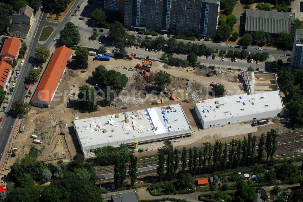 Aerial image Berlin - Blick auf die Baustelle des Market Stadtteilzentrum an der Alfred-Kowalke-Straße in Berlin-Lichtenberg. Beteiligte Firmen: GWB Gesellschaft für Geschäfts- und Wohnbauten mbH und Co. KG, Hauptstr. 1a, 22962 Siek, Tel.: 01407/908061 Bauleitung: PLK Städtebau, Winsstr. 53, 10405 Berlin, Tel.: 030/39071460 Baufirma: STRABAG Hoch- und Ingenieurbau AG, Bessemer Str. 42b, 12103 Berlin, Dipl.-Ing. Peter Dörges, Tel.: +49 (0)30 / 754 77-0, eMail: peter.doerges@strabag.de