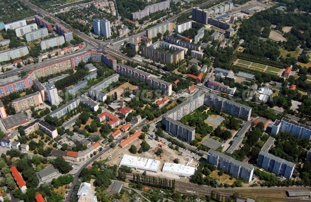 Aerial photograph Berlin - Blick auf die Baustelle des Market Stadtteilzentrum an der Alfred-Kowalke-Straße in Berlin-Lichtenberg. Beteiligte Firmen: GWB Gesellschaft für Geschäfts- und Wohnbauten mbH und Co. KG, Hauptstr. 1a, 22962 Siek, Tel.: 01407/908061 Bauleitung: PLK Städtebau, Winsstr. 53, 10405 Berlin, Tel.: 030/39071460 Baufirma: STRABAG Hoch- und Ingenieurbau AG, Bessemer Str. 42b, 12103 Berlin, Dipl.-Ing. Peter Dörges, Tel.: +49 (0)30 / 754 77-0, eMail: peter.doerges@strabag.de