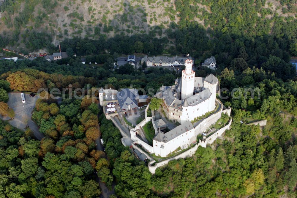 Aerial photograph Braubach - Blick auf die Marksburg in Braubach. Die Burganlage wurde im 13.Jahrhundert errichtet und gilt als einzige, nie zerstörte mittelalterliche Höhenburg am Mittelrhein. Heute befindet sich die Burg im Besitz der Deutschen Burgenvereinigung (DBV). View to the Marksburg in Braubach. The castle arrangement was built in the 13.century and counts as the only medieval Height castle at the Middle Rhine, that was never destroit. Today the owner of the castle is the Deutsche Burgenvereinigung (DBV).