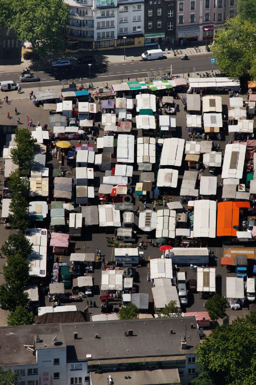 Aerial image Duisburg - View of the market Hochemmerich in Duisburg in the state North Rhine-Westphalia