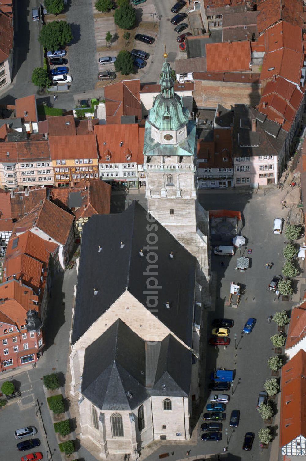 Aerial photograph Bad Langensalza - Blick auf die Marktkirche St. Bonifacii in Bad Langensalza. Einzig in ihrer Form und Bauart in Thüringen entstand die Hallenkirche im 13. bis 16. Jahrhundert. Der Glockenturm hat eine Größe von 81 Meter und besitzt eine Plattform. Besonders ist das Baumaterial der Kirche. Sie wurde aus Travertin errichtet, einem porösen Kalkstein. Kontakt Kirche: Marktkirche St. Bonifacii e.V., Kurpromenade 14, 99947 Bad Langensalza, Tel. +49(0)3603 84866 5, Fax +49(0)3603 84866 4; Kontakt Touristinfo: Touristeninformation, Bei der Marktkirche 11, 99947 Bad Langensalza, Tel. +49(0)3603 83442 4, Fax +49(0)3603 83442 1, Email: gaesteinfo@thueringen-kur.de