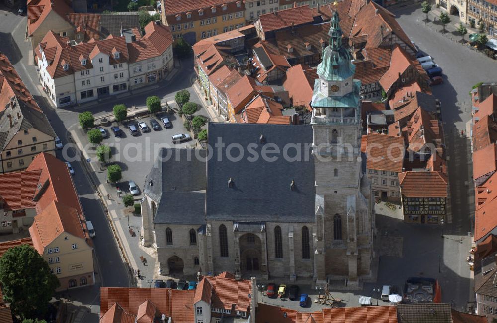 Aerial photograph Bad Langensalza - Blick auf die Marktkirche St. Bonifacii in Bad Langensalza. Einzig in ihrer Form und Bauart in Thüringen entstand die Hallenkirche im 13. bis 16. Jahrhundert. Der Glockenturm hat eine Größe von 81 Meter und besitzt eine Plattform. Besonders ist das Baumaterial der Kirche. Sie wurde aus Travertin errichtet, einem porösen Kalkstein. Kontakt Kirche: Marktkirche St. Bonifacii e.V., Kurpromenade 14, 99947 Bad Langensalza, Tel. +49(0)3603 84866 5, Fax +49(0)3603 84866 4; Kontakt Touristinfo: Touristeninformation, Bei der Marktkirche 11, 99947 Bad Langensalza, Tel. +49(0)3603 83442 4, Fax +49(0)3603 83442 1, Email: gaesteinfo@thueringen-kur.de