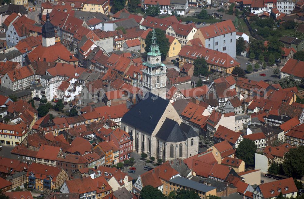 Aerial image Bad Langensalza - Blick auf die Marktkirche St. Bonifacii in Bad Langensalza. Einzig in ihrer Form und Bauart in Thüringen entstand die Hallenkirche im 13. bis 16. Jahrhundert. Der Glockenturm hat eine Größe von 81 Meter und besitzt eine Plattform. Besonders ist das Baumaterial der Kirche. Sie wurde aus Travertin errichtet, einem porösen Kalkstein. Kontakt Kirche: Marktkirche St. Bonifacii e.V., Kurpromenade 14, 99947 Bad Langensalza, Tel. +49(0)3603 84866 5, Fax +49(0)3603 84866 4; Kontakt Touristinfo: Touristeninformation, Bei der Marktkirche 11, 99947 Bad Langensalza, Tel. +49(0)3603 83442 4, Fax +49(0)3603 83442 1, Email: gaesteinfo@thueringen-kur.de