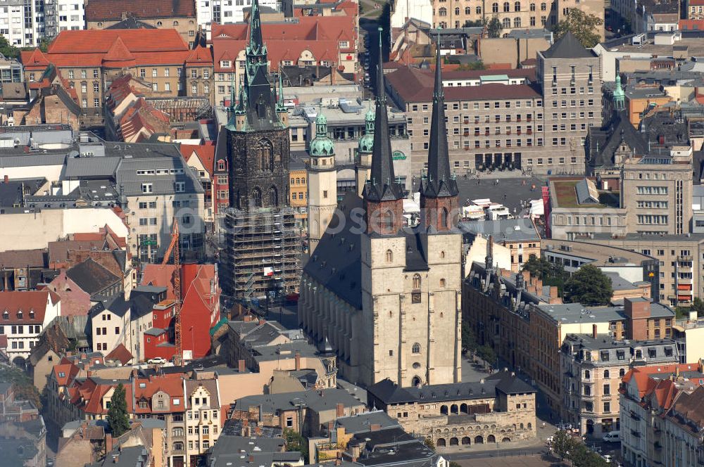 Halle (Saale) from the bird's eye view: Die Marktkirche Unser Lieben Frauen, auch Marienkirche genannt, ist die jüngste der mittelalterlichen Kirchen der Stadt Halle an der Saale und zählt zu den bedeutendsten Bauten der Spätgotik in Mitteldeutschland. Ihre vier Türme bilden zusammen mit dem Roten Turm (im Bild direkt hinter der Marktkirche) das Wahrzeichen der Saalestadt, die Stadt der fünf Türme.