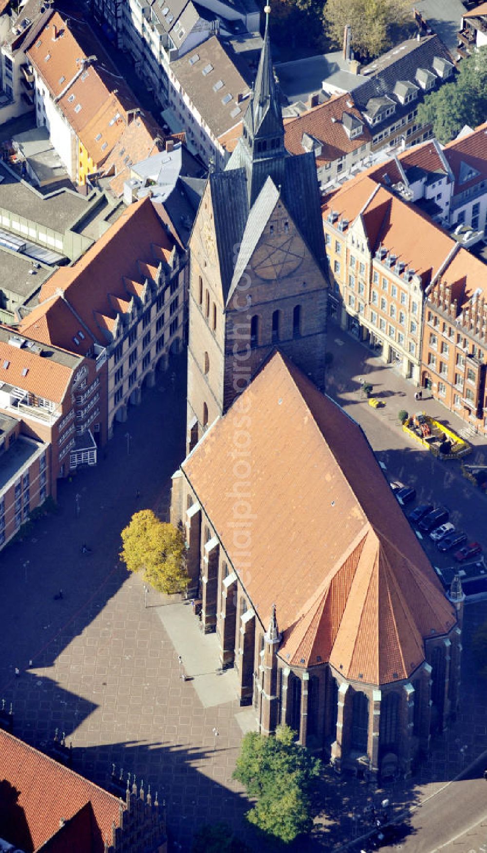 Aerial image Hannover - Die Marktkirche St.Georgii et Jacobi in der Altstdat von Hannover in Niedersachsen. Das barocke Wahrzeichen der Stadt stammt aus dem 14. Jahrhundert. The Marktkirche St.Georgii et Jacobi in the historic city of Hannover in Lower Saxony. The baroque emblem of the city was built in the 14. century.