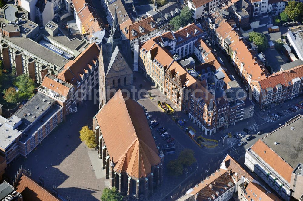 Hannover from above - Die Marktkirche St.Georgii et Jacobi in der Altstdat von Hannover in Niedersachsen. Das barocke Wahrzeichen der Stadt stammt aus dem 14. Jahrhundert. The Marktkirche St.Georgii et Jacobi in the historic city of Hannover in Lower Saxony. The baroque emblem of the city was built in the 14. century.