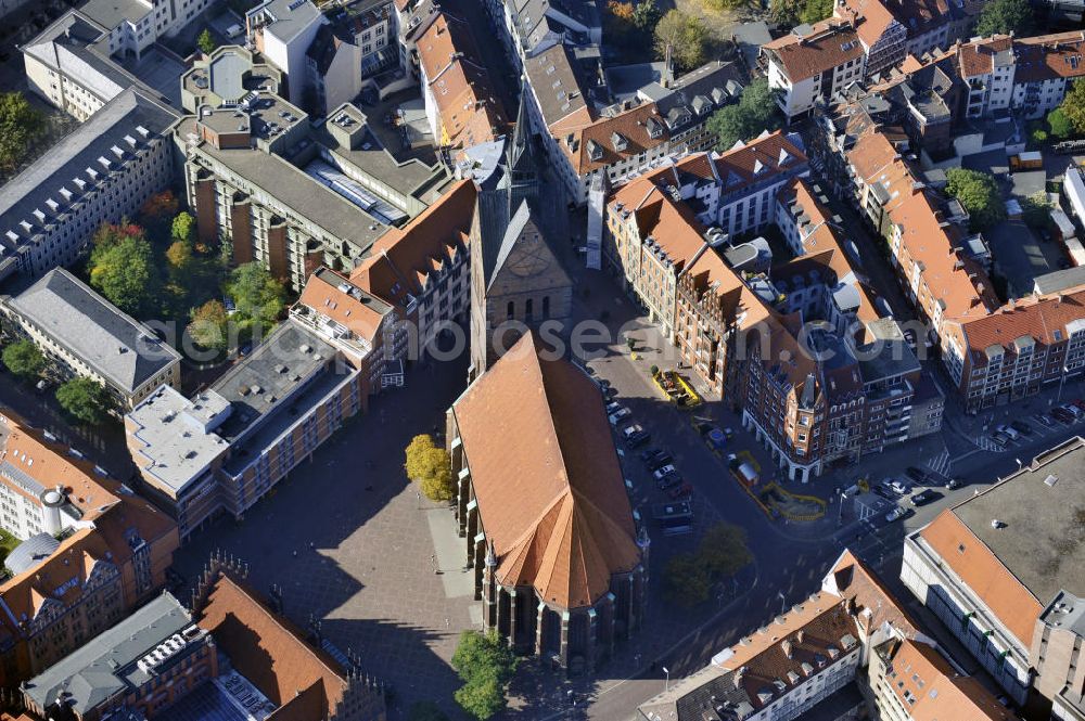 Hannover from the bird's eye view: Die Marktkirche St.Georgii et Jacobi in der Altstdat von Hannover in Niedersachsen. Das barocke Wahrzeichen der Stadt stammt aus dem 14. Jahrhundert. The Marktkirche St.Georgii et Jacobi in the historic city of Hannover in Lower Saxony. The baroque emblem of the city was built in the 14. century.