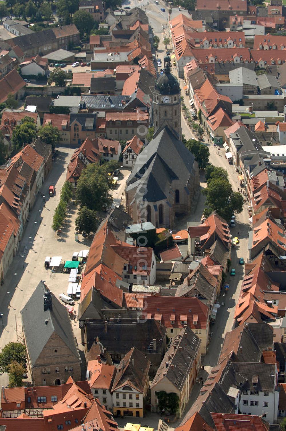 Aerial image Sangerhausen - Blick auf die Jacobikirche am historischen Marktplatz in Sangerhausen. Sie wurde von 1457 bis 1542 als spätgotische, dreischiffige Hallenkirche errichtet. URL: http://