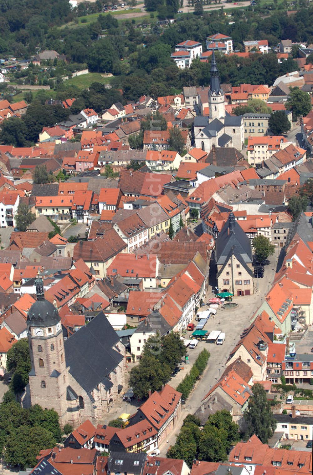 Sangerhausen from above - Blick auf die Jacobikirche am historischen Marktplatz in Sangerhausen (im Hintergrund ist die Ulrichkirche zu sehen). Sie wurde von 1457 bis 1542 als spätgotische, dreischiffige Hallenkirche errichtet. URL: http://