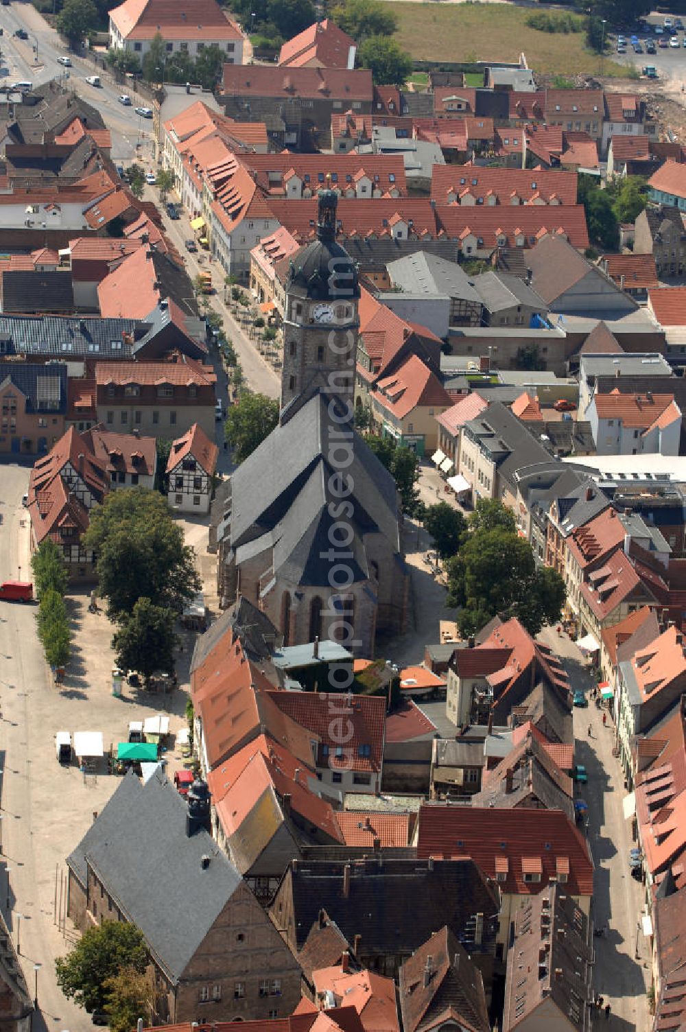 Aerial photograph Sangerhausen - Blick auf die Jacobikirche am historischen Marktplatz in Sangerhausen. Sie wurde von 1457 bis 1542 als spätgotische, dreischiffige Hallenkirche errichtet. URL: http://