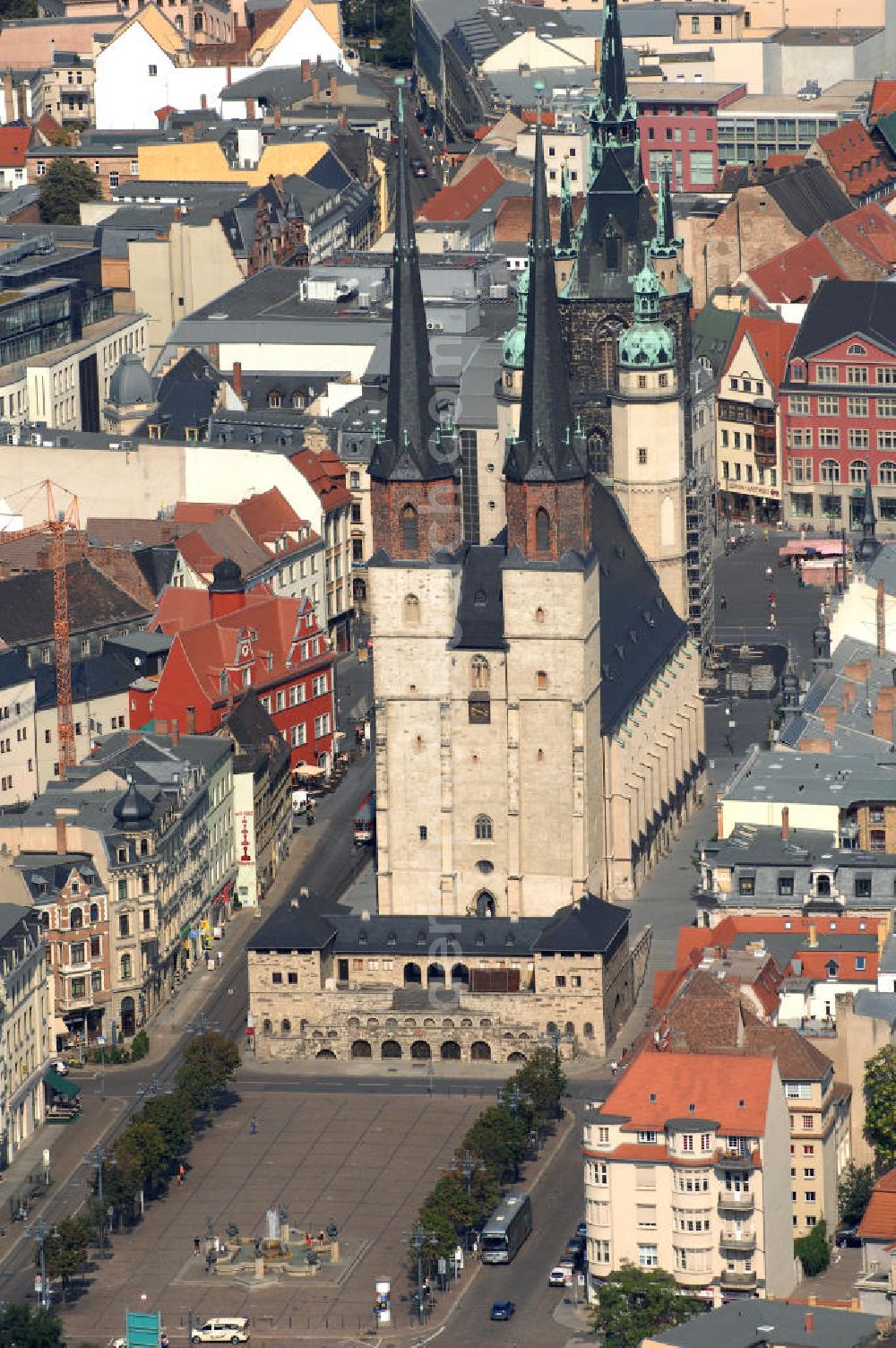 Aerial photograph Halle (Saale) - Die Marktkirche Unser Lieben Frauen, auch Marienkirche genannt, ist die jüngste der mittelalterlichen Kirchen der Stadt Halle an der Saale und zählt zu den bedeutendsten Bauten der Spätgotik in Mitteldeutschland. Ihre vier Türme bilden zusammen mit dem Roten Turm (im Bild direkt hinter der Marktkirche) das Wahrzeichen der Saalestadt, die Stadt der fünf Türme.