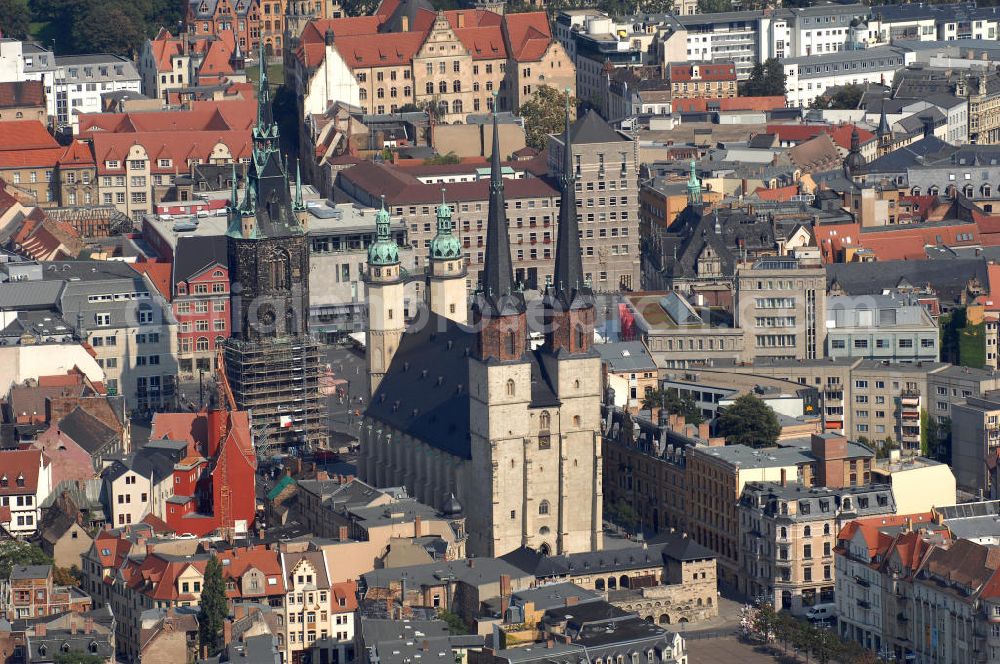 Halle (Saale) from above - Die Marktkirche Unser Lieben Frauen, auch Marienkirche genannt, ist die jüngste der mittelalterlichen Kirchen der Stadt Halle an der Saale und zählt zu den bedeutendsten Bauten der Spätgotik in Mitteldeutschland. Ihre vier Türme bilden zusammen mit dem Roten Turm (im Bild direkt hinter der Marktkirche) das Wahrzeichen der Saalestadt, die Stadt der fünf Türme.