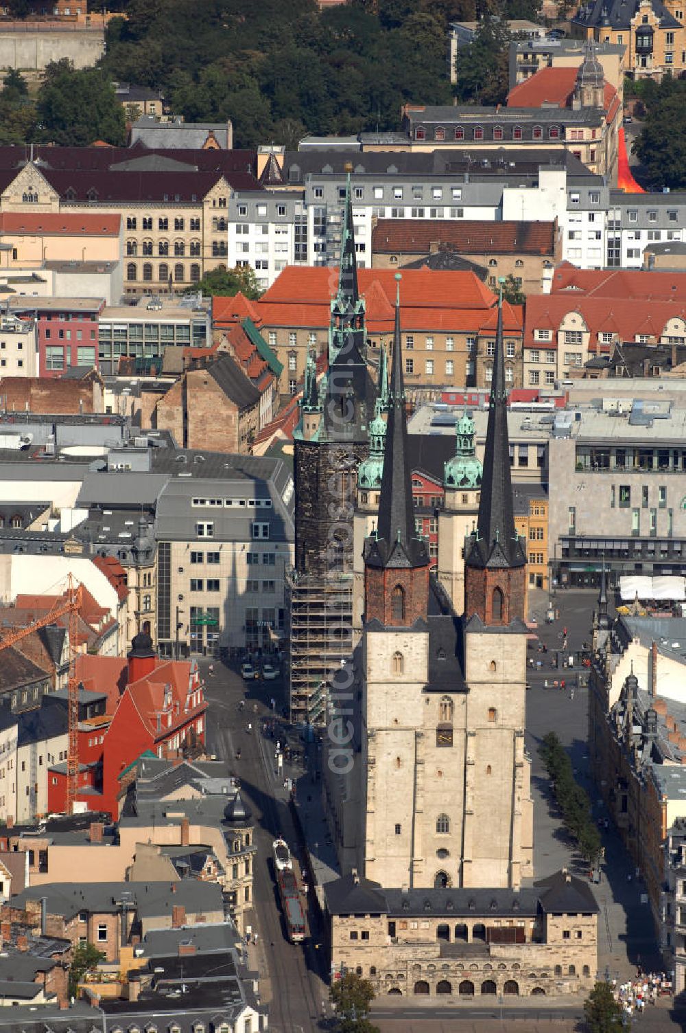 Aerial image Halle (Saale) - Die Marktkirche Unser Lieben Frauen, auch Marienkirche genannt, ist die jüngste der mittelalterlichen Kirchen der Stadt Halle an der Saale und zählt zu den bedeutendsten Bauten der Spätgotik in Mitteldeutschland. Ihre vier Türme bilden zusammen mit dem Roten Turm (im Bild direkt hinter der Marktkirche) das Wahrzeichen der Saalestadt, die Stadt der fünf Türme.