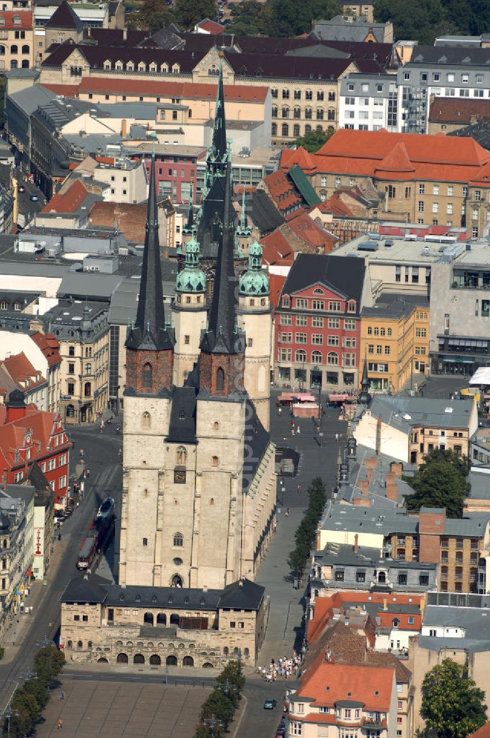 Aerial photograph Halle (Saale) - Die Marktkirche Unser Lieben Frauen, auch Marienkirche genannt, ist die jüngste der mittelalterlichen Kirchen der Stadt Halle an der Saale und zählt zu den bedeutendsten Bauten der Spätgotik in Mitteldeutschland. Ihre vier Türme bilden zusammen mit dem Roten Turm (im Bild direkt hinter der Marktkirche) das Wahrzeichen der Saalestadt, die Stadt der fünf Türme.