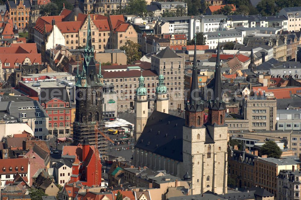 Halle (Saale) from above - Die Marktkirche Unser Lieben Frauen, auch Marienkirche genannt, ist die jüngste der mittelalterlichen Kirchen der Stadt Halle an der Saale und zählt zu den bedeutendsten Bauten der Spätgotik in Mitteldeutschland. Ihre vier Türme bilden zusammen mit dem Roten Turm (im Bild direkt hinter der Marktkirche) das Wahrzeichen der Saalestadt, die Stadt der fünf Türme.