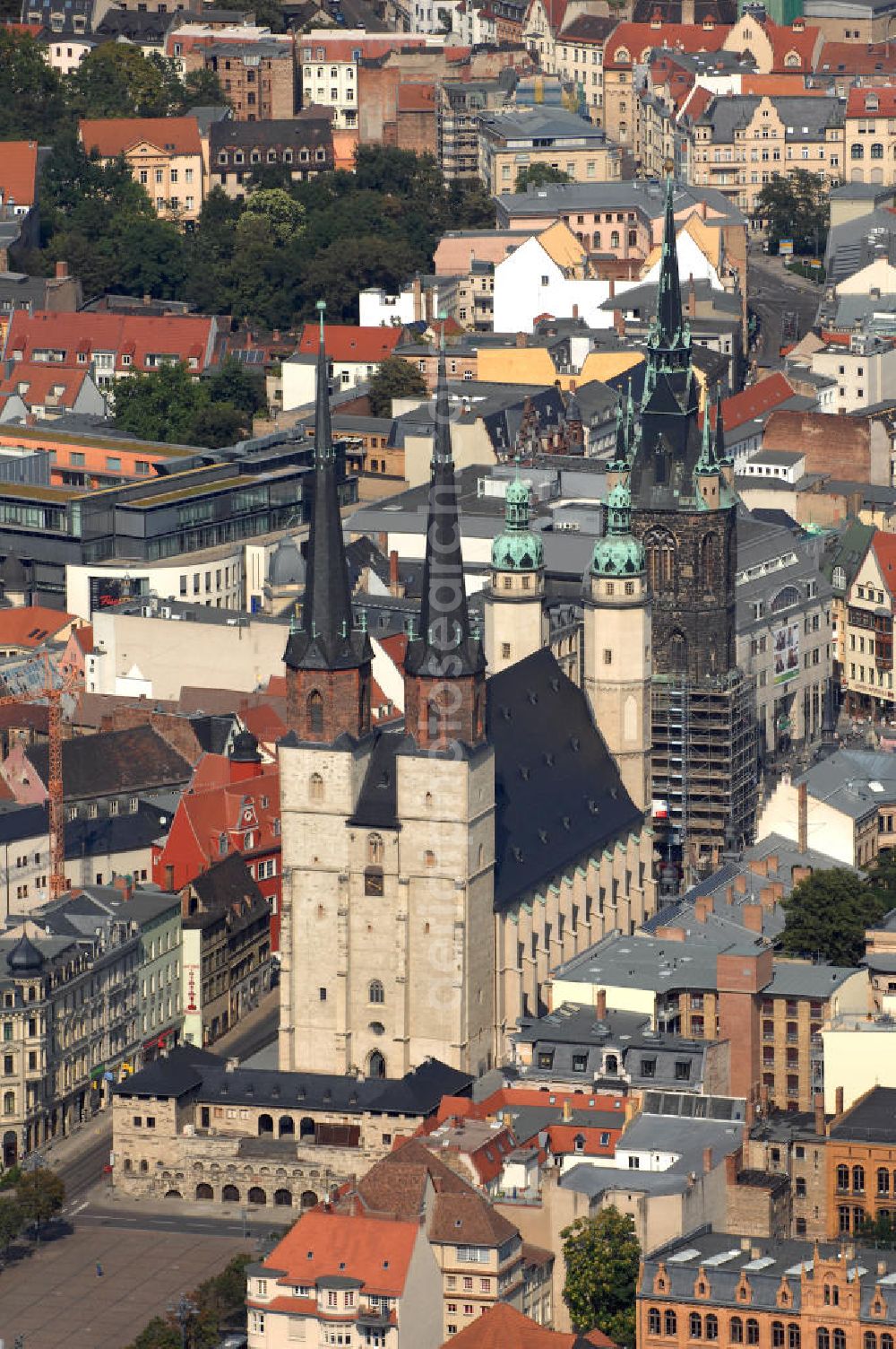 Halle (Saale) from the bird's eye view: Die Marktkirche Unser Lieben Frauen, auch Marienkirche genannt, ist die jüngste der mittelalterlichen Kirchen der Stadt Halle an der Saale und zählt zu den bedeutendsten Bauten der Spätgotik in Mitteldeutschland. Ihre vier Türme bilden zusammen mit dem Roten Turm (im Bild direkt hinter der Marktkirche) das Wahrzeichen der Saalestadt, die Stadt der fünf Türme.