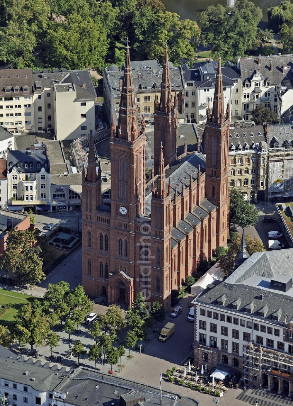 Wiesbaden from above - Blick auf die neugotische Marktkirche in Wiesbaden. Die evangelische Hauptkirche der hessischen Landeshauptstadt wurde in den Jahren 1853 bis 1862 von Carl Boos als Nassauer Landesdom erbaut. View of the neo-Gothic Market Church in Wiesbaden. The main Protestant church of the Hessian state capital was built between 1853-1862 by Carl Boos as Nassau State Cathedral.