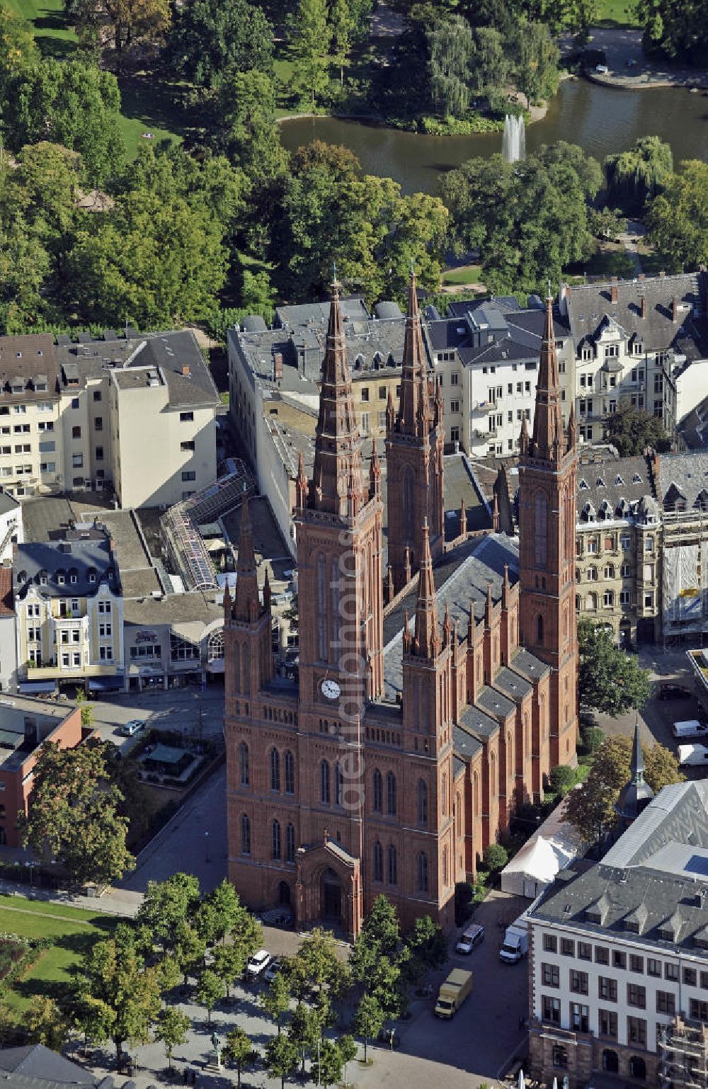 Wiesbaden from the bird's eye view: Blick auf die neugotische Marktkirche in Wiesbaden. Die evangelische Hauptkirche der hessischen Landeshauptstadt wurde in den Jahren 1853 bis 1862 von Carl Boos als Nassauer Landesdom erbaut. View of the neo-Gothic Market Church in Wiesbaden. The main Protestant church of the Hessian state capital was built between 1853-1862 by Carl Boos as Nassau State Cathedral.