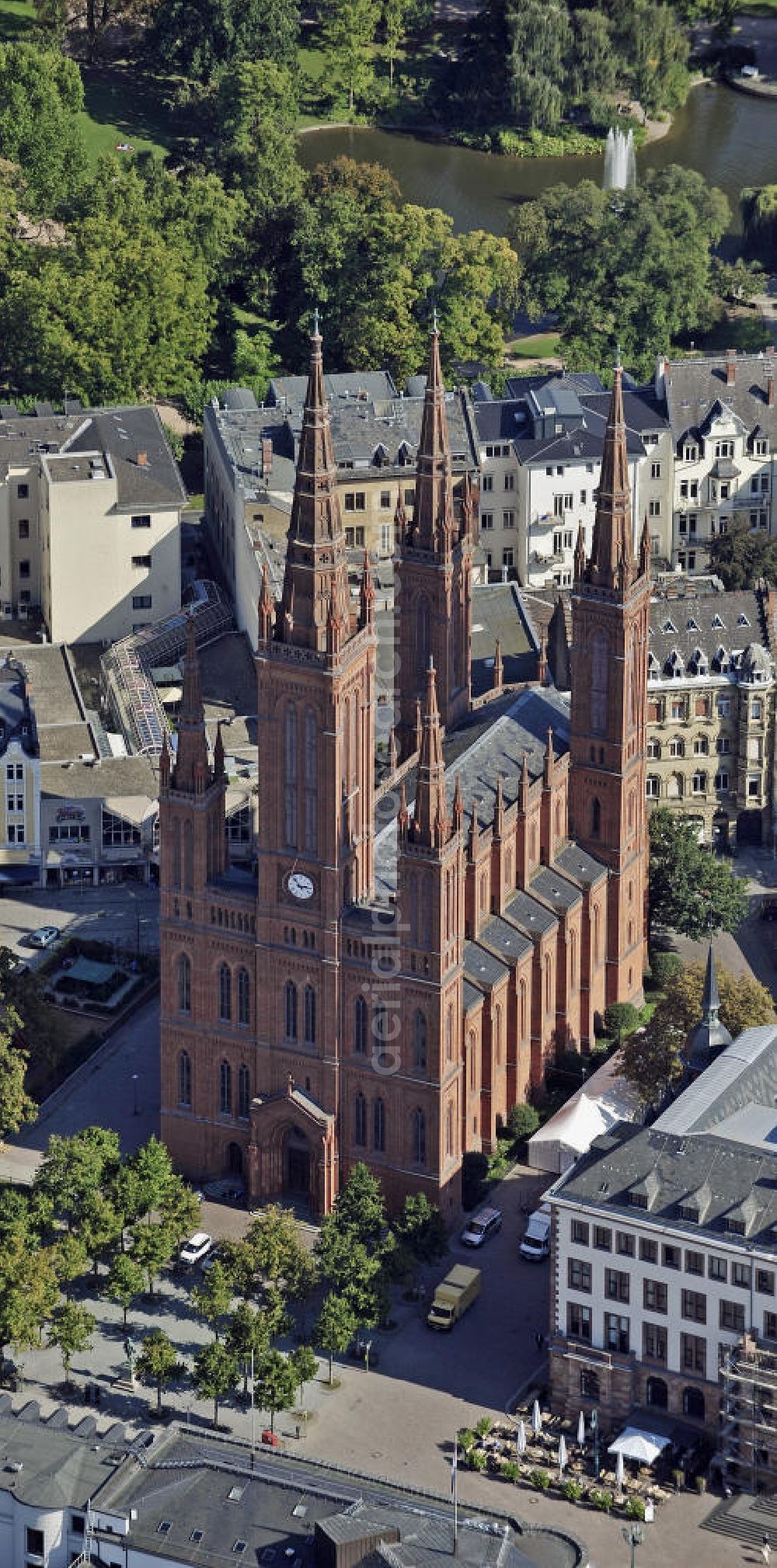 Aerial image Wiesbaden - Blick auf die neugotische Marktkirche in Wiesbaden. Die evangelische Hauptkirche der hessischen Landeshauptstadt wurde in den Jahren 1853 bis 1862 von Carl Boos als Nassauer Landesdom erbaut. View of the neo-Gothic Market Church in Wiesbaden. The main Protestant church of the Hessian state capital was built between 1853-1862 by Carl Boos as Nassau State Cathedral.