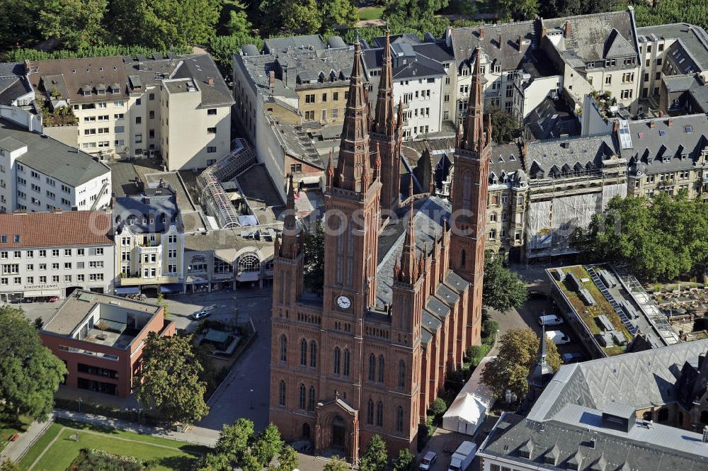 Aerial photograph Wiesbaden - Blick auf die neugotische Marktkirche in Wiesbaden. Die evangelische Hauptkirche der hessischen Landeshauptstadt wurde in den Jahren 1853 bis 1862 von Carl Boos als Nassauer Landesdom erbaut. View of the neo-Gothic Market Church in Wiesbaden. The main Protestant church of the Hessian state capital was built between 1853-1862 by Carl Boos as Nassau State Cathedral.