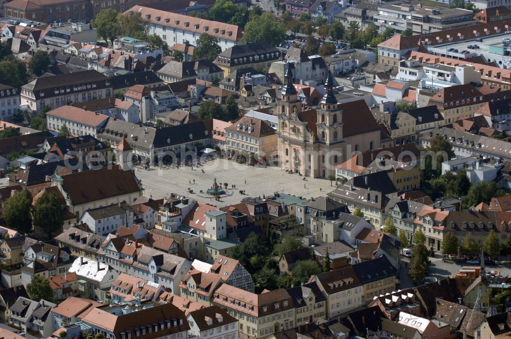 LUDWIGSBURG from the bird's eye view: Blick auf den Marktplatz mit der Evangelischen Stadtkirche II in Ludwigsburg. Ludwigsburg ist eine Stadt in Baden-Württemberg, etwa zwölf Kilometer nördlich der Stuttgarter Innenstadt. Sie ist die Kreisstadt und größte Stadt des Landkreises Ludwigsburg, sowie nach Esslingen am Neckar die zweitgrößte Mittelstadt Baden-Württembergs. Kontakt: Ev. Pfarrkirche Stadtkirche II, Stadtkirchenplatz 1, 71634 Ludwigsburg, Tel. +49 (0)7141 923769