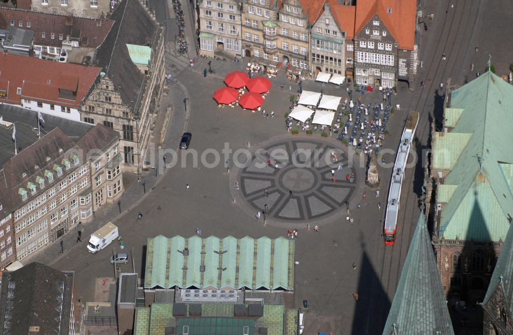 Aerial image Bremen - Blick auf Marktplatz in der historischen Altstadt von Bremen. Der Marktplatz gehört zu einem der ältesten öffentlichen Plätze in Bremen. Er ist 1404 zusammen mit dem Rathaus (rechts im Bild) entstanden und umschließt eine Fläche von knapp 3500 qm. Vom Februar bis Juni 2002 wurde der Pflasterbelag des Platzes erneuert. Touristinfo: Bremer Touristik - Zentrale, Gesellschaft für Marketing und Service mbH, Findorffstraße 105, 28215 Bremen, Tel. +49(0)1805 101030, Telefax +49(0)421 30 800 30