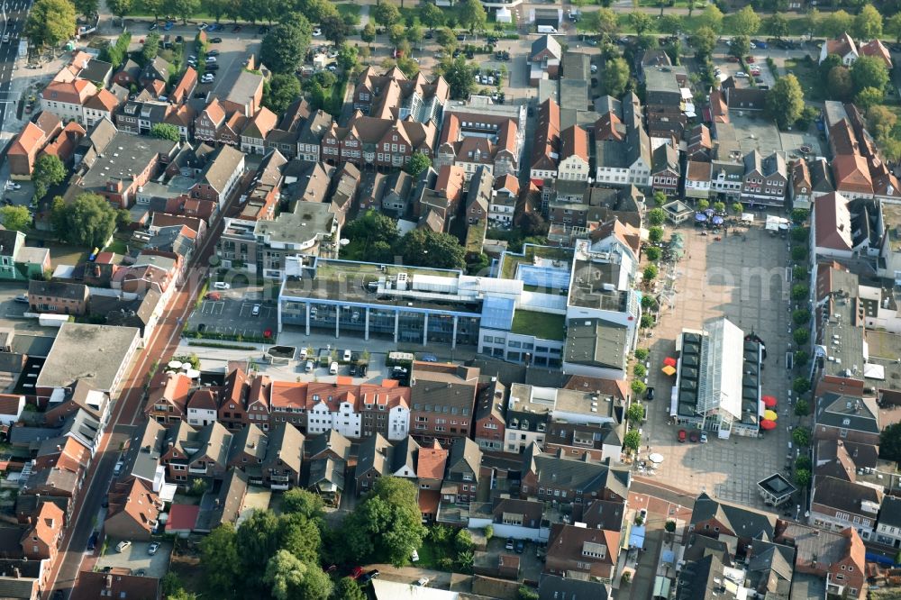 Aerial photograph Aurich - Ensemble space on Marktplatz in the inner city center in Aurich in the state Lower Saxony