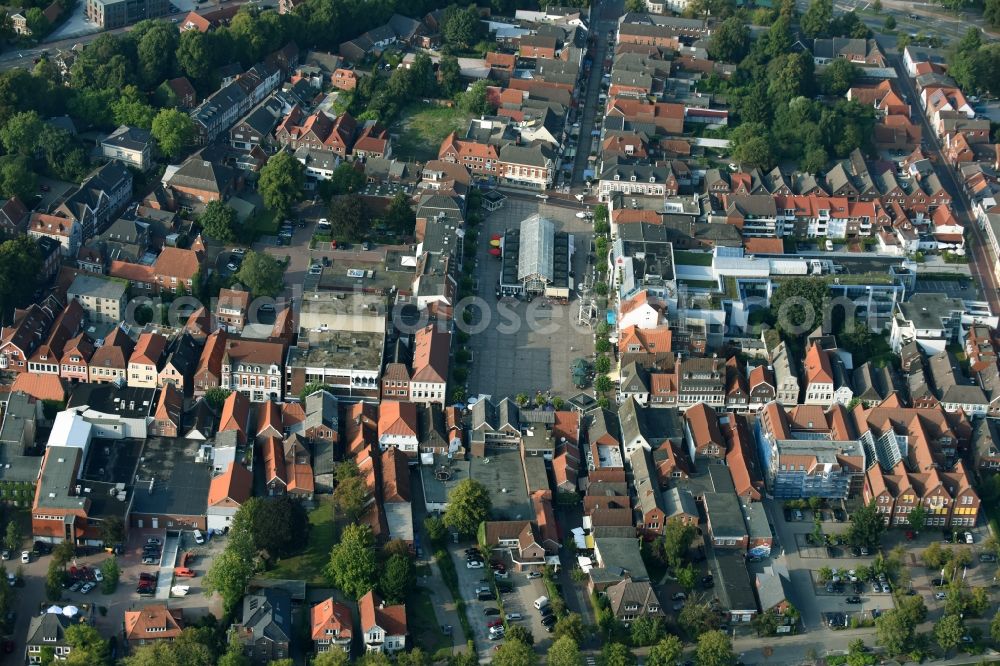 Aerial photograph Aurich - Ensemble space at the market in the inner city center in Aurich in the state Lower Saxony