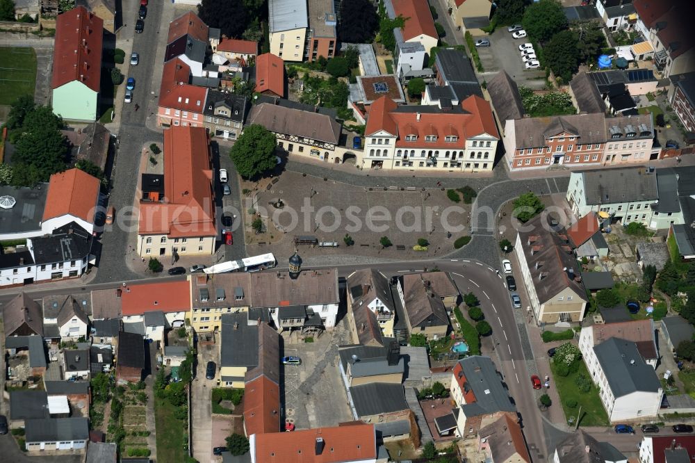 Nienburg (Saale) from above - Ensemble space market Space in the inner city center in Nienburg (Saale) in the state Saxony-Anhalt