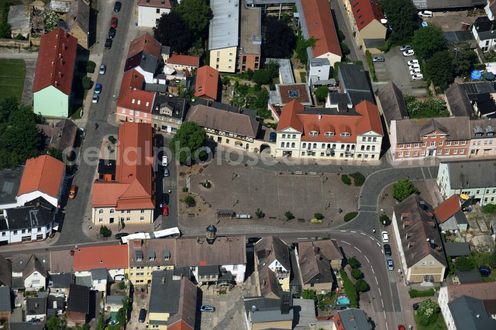 Nienburg (Saale) from the bird's eye view: Ensemble space market Space in the inner city center in Nienburg (Saale) in the state Saxony-Anhalt