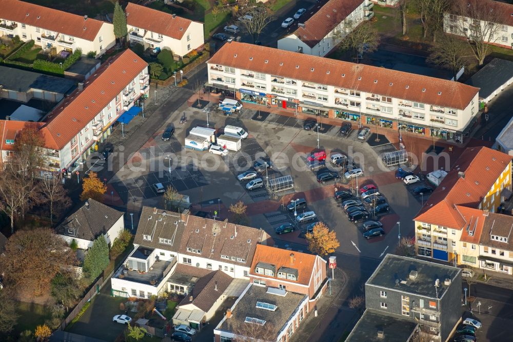 Aerial photograph Voerde (Niederrhein) - Ensemble space Marktplatz in the inner city center in the district Friedrichsfeld in Voerde (Niederrhein) in the state North Rhine-Westphalia