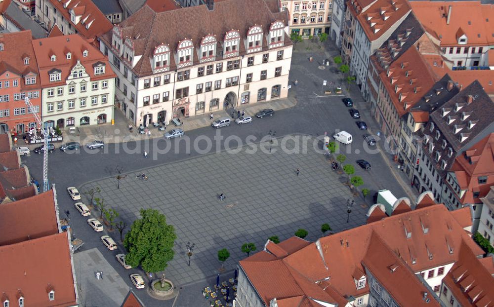 Naumburg from the bird's eye view: Blick auf den Marktplatz von Naumburg mit der Fassade des Renaissance-Rathauses (oben). View of the town square of Naumburg, with the facade of the Renaissance town hall (at top).