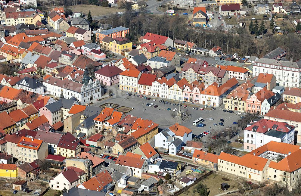 Stribro / Mies from the bird's eye view: Der Marktplatz mit dem Sgraffiti-verzierten Rathaus und der barocken Pestsäule in der Stadt Stribro / Mies in der Region Plzensky kraj / Pilsen in Tschechien / Tschechische Republik. The market place with the townhall / city hall and the plague column in the town Stribro in the region Plzensky kraj / Pilsen in Czechia / Czech Republic.