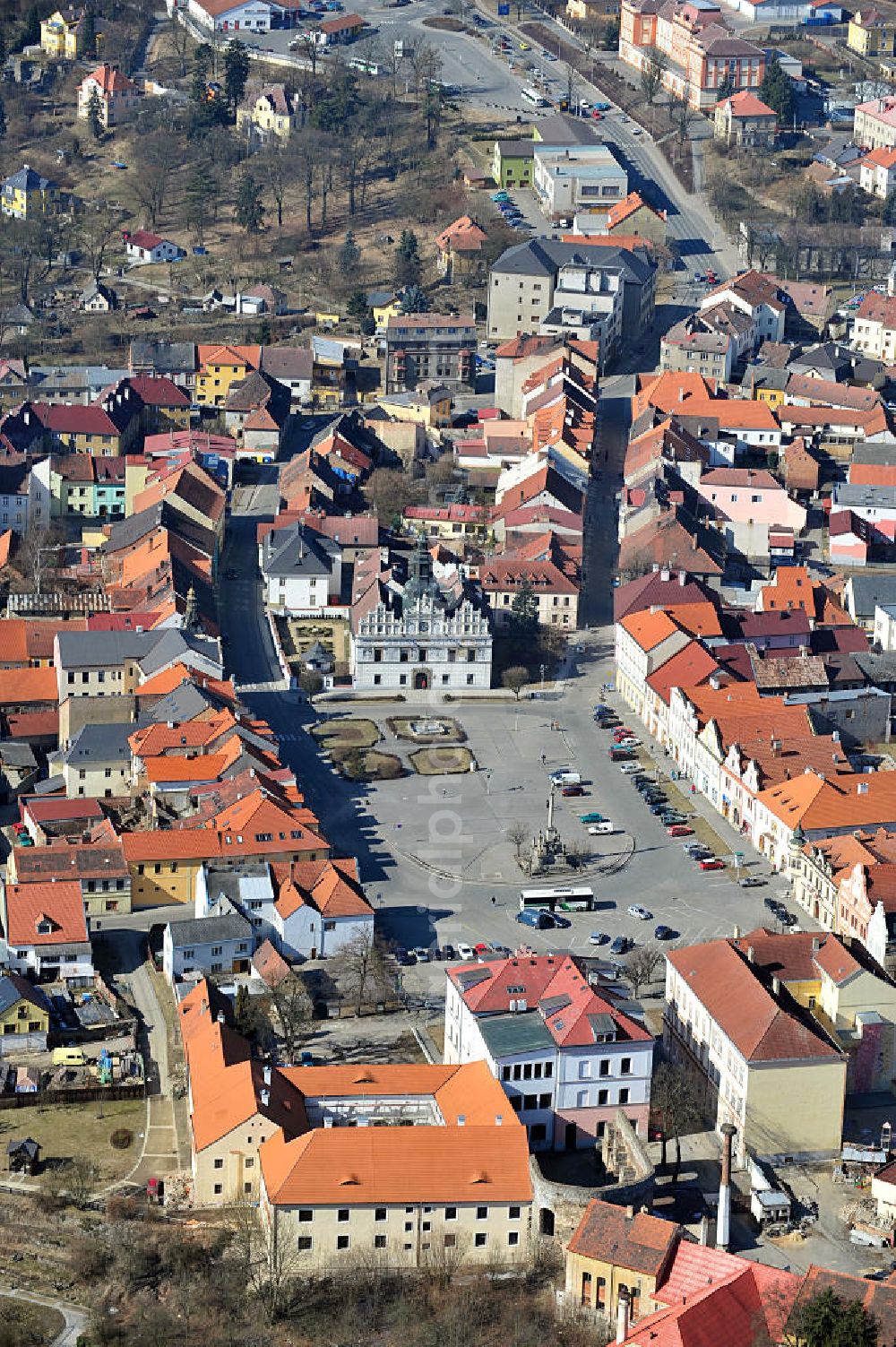 Stribro / Mies from above - Der Marktplatz mit dem Sgraffiti-verzierten Rathaus und der barocken Pestsäule in der Stadt Stribro / Mies in der Region Plzensky kraj / Pilsen in Tschechien / Tschechische Republik. The market place with the townhall / city hall and the plague column in the town Stribro in the region Plzensky kraj / Pilsen in Czechia / Czech Republic.