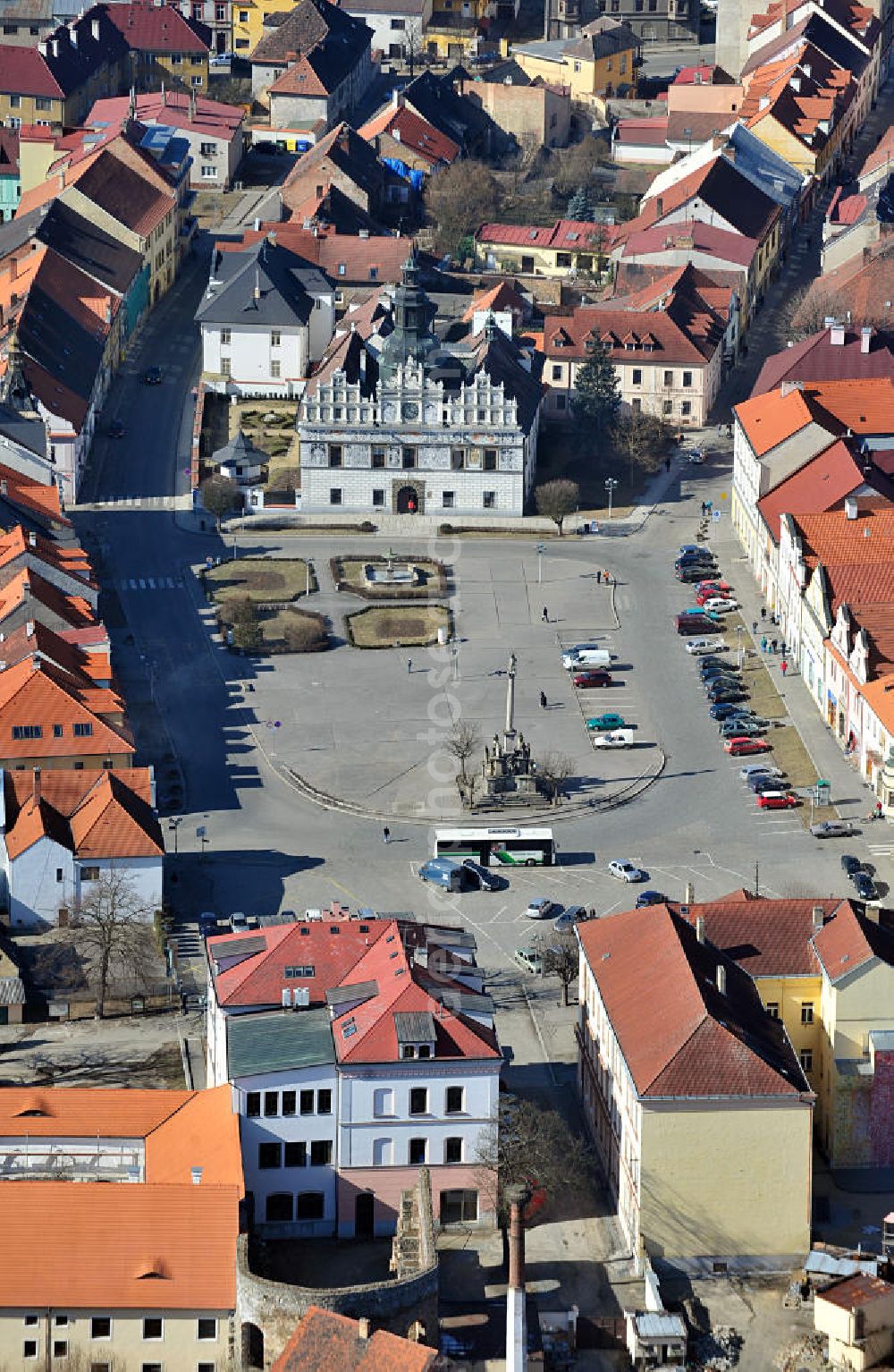 Stribro / Mies from the bird's eye view: Der Marktplatz mit dem Sgraffiti-verzierten Rathaus und der barocken Pestsäule in der Stadt Stribro / Mies in der Region Plzensky kraj / Pilsen in Tschechien / Tschechische Republik. The market place with the townhall / city hall and the plague column in the town Stribro in the region Plzensky kraj / Pilsen in Czechia / Czech Republic.