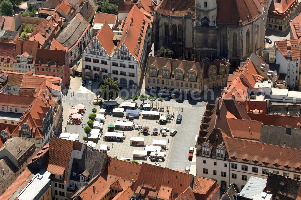 Aerial photograph Naumburg - Blick auf den Marktplatz von Naumburg mit der Stadtkirche St. Wenzel, auch Wenzelkirche genannt. Die evangelisch-lutherische Stadtkirche ist die Hauptkirche der Stadt außerhalb des geistlichen Bezirks der ehemaligen Domfreiheit. Als das markanteste Kirchenbauwerk und Wahrzeichen der Ratsstadt von Naumburg gehört die Wenzelskirche zu den bedeutsamsten Bauwerken an der Saale. Der spätgotische Bau von 1426 erhielt 1510/1520 sein Westportal und 1724 im Innern eine barocke Ausstattung. Der Kirchturm der evangelischen Wenzelskirche ist mit 72 Metern der höchste Turm der Stadt. Er besitzt in seiner Türmerwohnung in 53 Metern Höhe eine Aussichtsplattform, die von April bis Oktober täglich geöffnet hat.