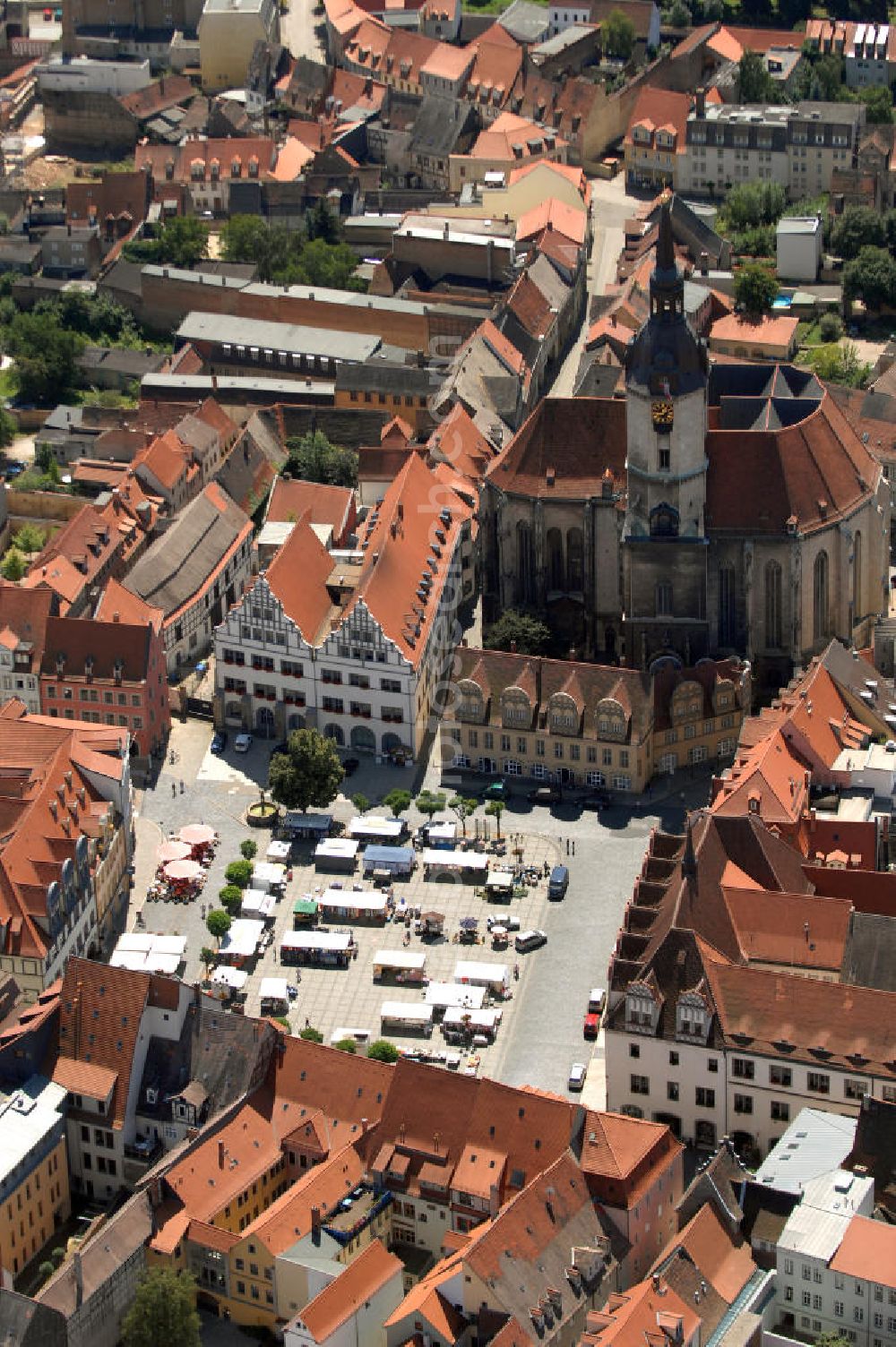 Naumburg from above - Blick auf den Marktplatz von Naumburg mit der Stadtkirche St. Wenzel, auch Wenzelkirche genannt. Die evangelisch-lutherische Stadtkirche ist die Hauptkirche der Stadt außerhalb des geistlichen Bezirks der ehemaligen Domfreiheit. Als das markanteste Kirchenbauwerk und Wahrzeichen der Ratsstadt von Naumburg gehört die Wenzelskirche zu den bedeutsamsten Bauwerken an der Saale. Der spätgotische Bau von 1426 erhielt 1510/1520 sein Westportal und 1724 im Innern eine barocke Ausstattung. Der Kirchturm der evangelischen Wenzelskirche ist mit 72 Metern der höchste Turm der Stadt. Er besitzt in seiner Türmerwohnung in 53 Metern Höhe eine Aussichtsplattform, die von April bis Oktober täglich geöffnet hat.