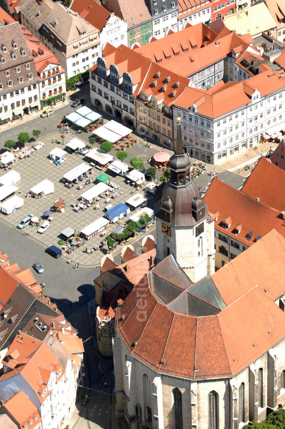 Naumburg from the bird's eye view: Blick auf den Marktplatz von Naumburg mit der Stadtkirche St. Wenzel, auch Wenzelkirche genannt. Die evangelisch-lutherische Stadtkirche ist die Hauptkirche der Stadt außerhalb des geistlichen Bezirks der ehemaligen Domfreiheit. Als das markanteste Kirchenbauwerk und Wahrzeichen der Ratsstadt von Naumburg gehört die Wenzelskirche zu den bedeutsamsten Bauwerken an der Saale. Der spätgotische Bau von 1426 erhielt 1510/1520 sein Westportal und 1724 im Innern eine barocke Ausstattung. Der Kirchturm der evangelischen Wenzelskirche ist mit 72 Metern der höchste Turm der Stadt. Er besitzt in seiner Türmerwohnung in 53 Metern Höhe eine Aussichtsplattform, die von April bis Oktober täglich geöffnet hat.