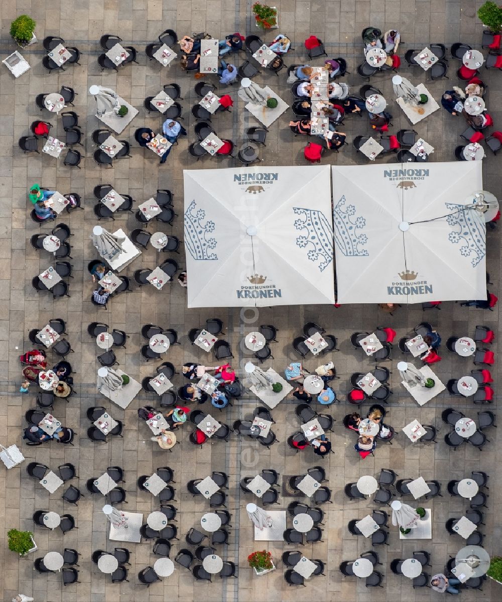 Dortmund from the bird's eye view: Alter Markt with Blaeserbrunnen with restaurant seats at the center of dortmund in North Rhine-Westphalia