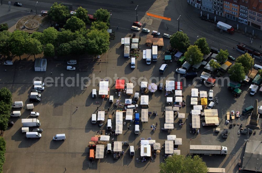 Aerial photograph Erfurt - Retail - market stalls at the Domplatz in the Old Town in Erfurt in Thuringia