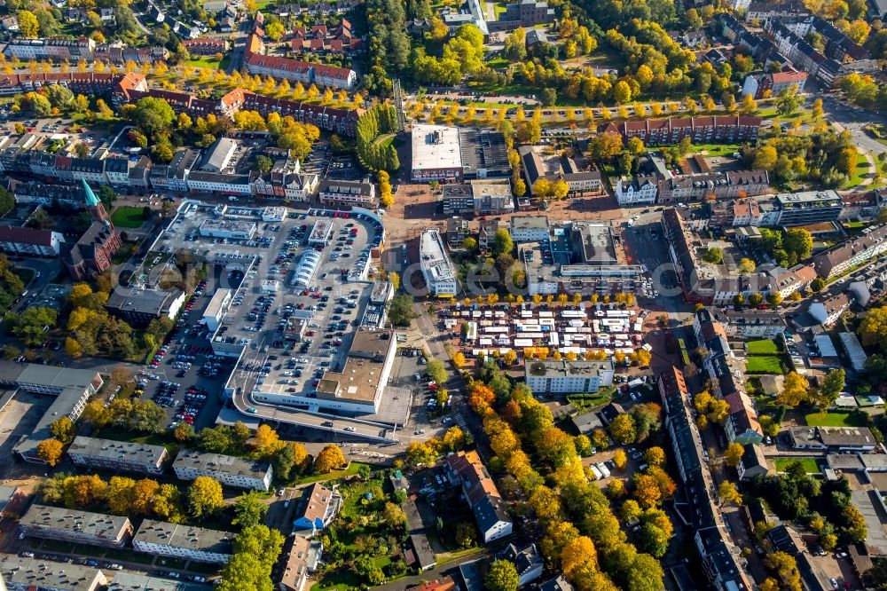 Essen from above - Trade stalls in the market place Altessen Market in Essen in the state North Rhine-Westphalia