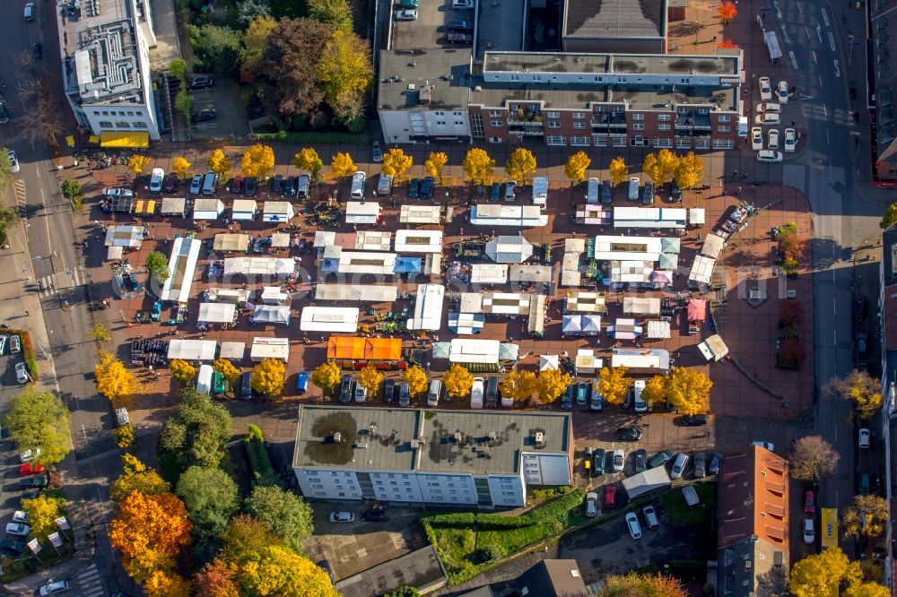 Essen from the bird's eye view: Trade stalls in the market place Altessen Market in Essen in the state North Rhine-Westphalia