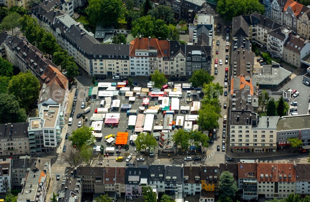 Essen from the bird's eye view: Sale and food stands and trade stalls in the market place of Ruettenscheider Markt in Essen in the state of North Rhine-Westphalia