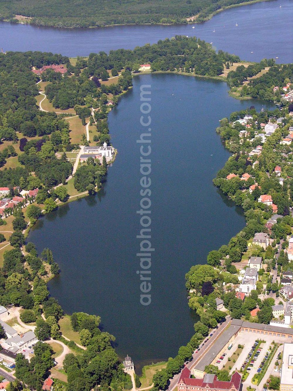 Potsdam / BRB from above - Blick auf das Marmorpalais am Heiligen See in Potsdam/Brandenburg.Das Marmorpalais entstand seit 1787 für Friedrich Wilhelm II nach Plänen Carl von Gontards. Der Innenausbau mit seiner frühklassizistischen Einrichtung wurde jedoch erst weit nach dem Tod des Königs (1797) im Jahre 1845 beendet. Der Konzertsaal, das angrenzende Vorzimmer und das orientalische Kabinett gehören zu den bedeutenden Raumschöpfungen von Carl Gotthard Langhans, der nach Gontard die Bauleitung übernommen hatte. Adresse: Neuer Garten Potsdam Tel: (0331) 969 42 46